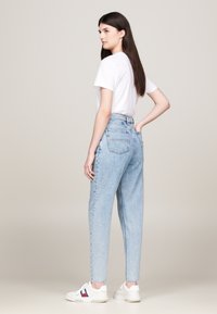 Tommy Jeans MOM TAPERED - Relaxed fit jeans - denim light