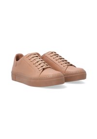 Tan leren sneakers met ronde neuzen, platte veters en een getextureerde rubberen zool. Minimalistisch ontwerp met subtiele stikseldetails.