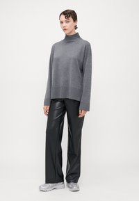 ONLY Tall ONLCOCO LIFE HIGH NECK - Strikkegenser - medium grey melange