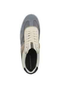 Pánské tenisky s kombinací šedého semiše, béžových akcentů a síťoviny. Navrženy s kulatou špičkou a šněrovacím uzávěrem pro bezpečné padnutí.