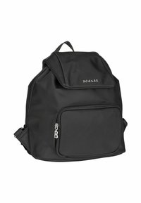 Sac à dos en nylon noir avec une forme arrondie, doté d'une poche zippée sur le devant, d'un logo en relief et de bretelles réglables pour plus de confort.