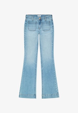 Jean en denim bleu clair à taille haute, avec poches avant, fermeture par boutons et jambes légèrement évasées.