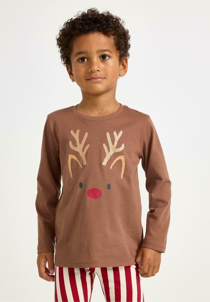 Ruskea pitkähihaine t-paita, jossa on poron kasvot vaaleista sarvista ja punaisesta nenästä, yhdistettynä punavalkoraidallisiin housuihin.