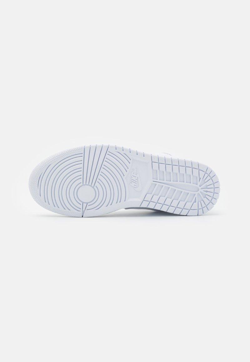 Witte rubberen schoenenzool met cirkel- en rasterpatronen. Bevat een verhoogd embleem en gestructureerde secties voor grip en ontwerpdetaillering.