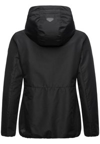 Veste imperméable noire avec une capuche ajustée, des poignets élastiques et une taille cintrée. Présente un logo au dos et une texture lisse et mate.