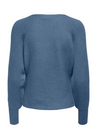 Pull bleu côtelé à coupe ample, avec des manches longues et un large col rond. La texture est douce avec des rayures verticales prononcées.