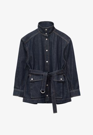 Tummansininen farkkutakki, jossa korkea kaulus, napitettava edusta, vyötäröllä vyö ja kaksi etutaskua; yksityiskohtana kontrastiväriset tikkaukset.