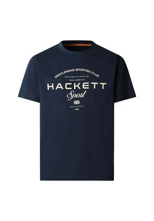 Camiseta de manga corta azul marino con texto blanco "Gentlemans Sporting Club Hackett Sport Great Britain 1983" y logo de la bandera británica en el frente.