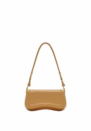 Sac à épaule en cuir tan avec bord inférieur incurvé, sangle réglable et petit logo doré centré près de la base.