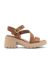 Brązowe skórzane sandały z krzyżującymi się paskami, regulowanym paskiem na kostkę oraz grubą beżową podeszwą. Teksturowana gumowa podeszwa zapewnia przyczepność.