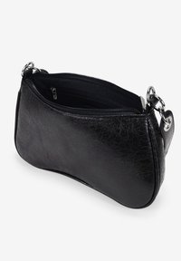Bolso de mano de piel negra con un acabado texturizado; cuenta con cierre de cremallera y herrajes metálicos con una correa para el hombro para llevar.