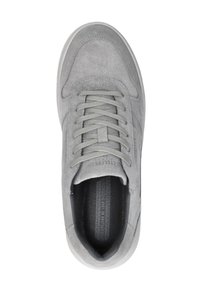 Grijze suède sneakers met platte veters, gewatteerde tong en een gestructureerd interieur. Voorzien van contrasterende stiksels en een gladde rubberen zool.
