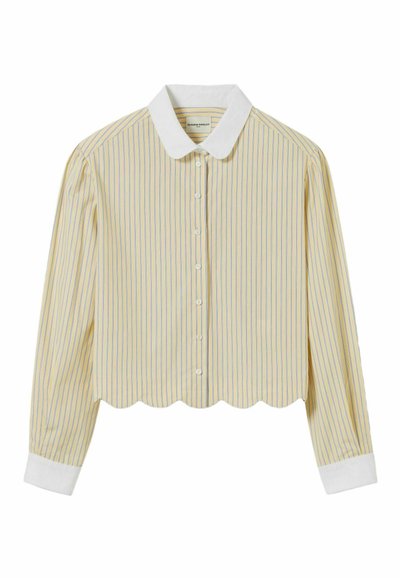 Maglietta corta realizzata in tessuto leggero, caratterizzata da righe verticali gialle e blu, un orlo scallop bianco e un colletto bianco con bottoni.
