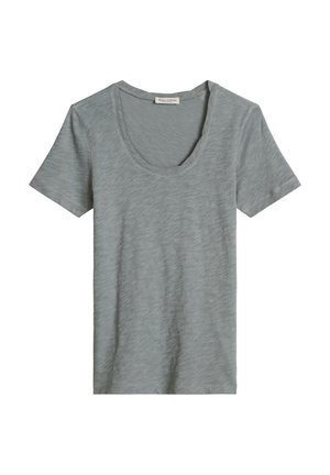 T-shirt en coton gris clair à manches courtes avec un col en arrondi et un motif de tissu subtilement texturé.