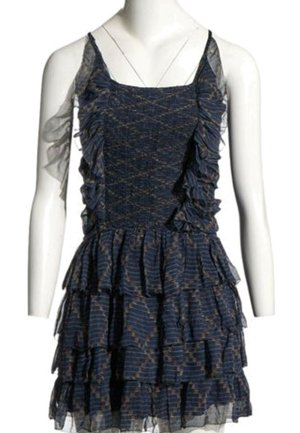 Robe bleu foncé sans manches avec fines bretelles, volants en étages et motif diagonal texturé sur un buste de mannequin blanc.