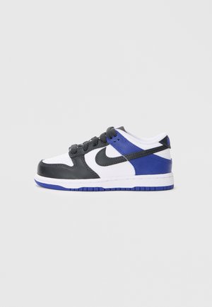 Sneaker con tomaia in pelle e materiale sintetico nei colori nero, bianco e blu reale. Presenta perforazioni, design con lacci e una suola in gomma.