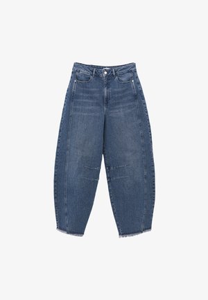 Denim-Jeans in einem mittleren Blauton mit weitem Bein, vorderem Knopfverschluss und sichtbaren Nähten entlang der Nähte.