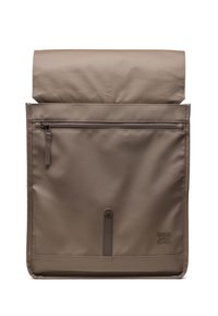Zaino a forma di roll-top marrone realizzato in tessuto durevole e liscio. Caratterizzato da una tasca anteriore con zip, dettagli di cuciture e logo impresso.