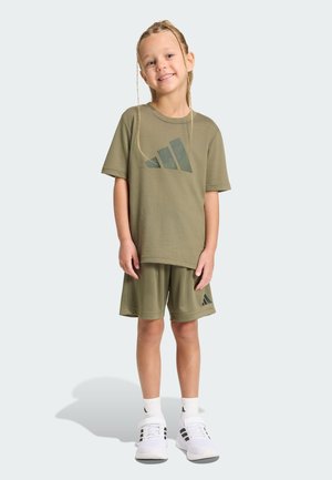 adidas Sportswear, SPORT SEASONALS CAMO SPORT SET LITTLE KIDS UNISEX - Pantaloncini sportivi - olive strata   night cargo   jungle ink