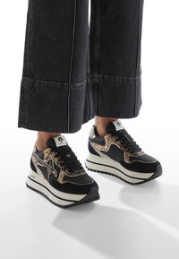 W6YZ Zapatillas - schwarz