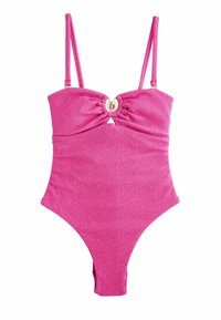 Roze eendelig badpak van textuurstof, met verstelbare bandjes, geplooide voorkant en een cirkelvormige gouden accent in het midden.