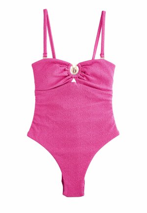 Roze eendelig badpak van textuurstof, met verstelbare bandjes, geplooide voorkant en een cirkelvormige gouden accent in het midden.
