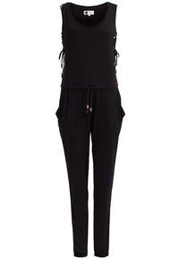 Combinaison noire sans manches, taille ajustable par cordon, poches latérales et laçage décoratif sur les côtés. Confectionnée en tissu doux.