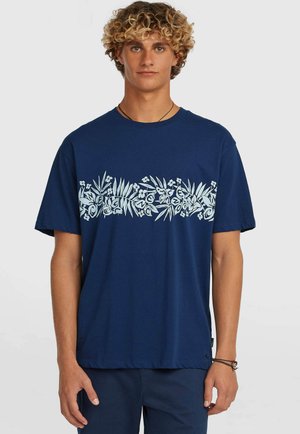 Tmavomodré bavlnené tričko s krátkymi rukávmi, zdobené bielym kvetinovým vzorom na prednej strane. Okrúhly výstrih a voľný strih.