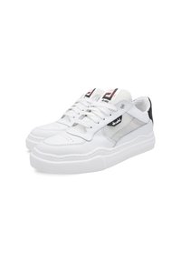 Sneakers bianchi con tomaia in pelle текстurizzata, pannelli in rete, suola in gomma, accenti neri e logo prominente sulla linguetta.