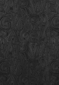 Un tissu noir présentant un motif complexe de texte stylisé entrelacé de différentes largeurs. Les lignes créent une apparence texturée et superposée.