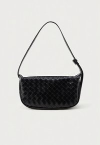 Mala de ombro preta em couro trançado com textura suave, formato fino e alça ajustável. Apresenta fecho de correr e detalhes de costura subtis.