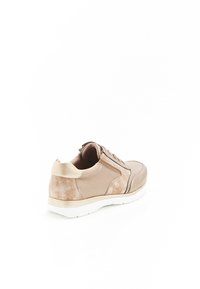 Scarpa sportiva beige con tomaia in rete testurizzata, dettagli in suede e suola in gomma bianca. Presenta lacci e una zip sul retro.