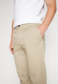 Tommy Hilfiger DENTON - Chino - batique khaki