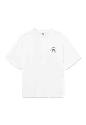 T-shirt blanc à manches courtes avec col rond et petit logo circulaire avec un "W" sur le côté gauche de la poitrine.