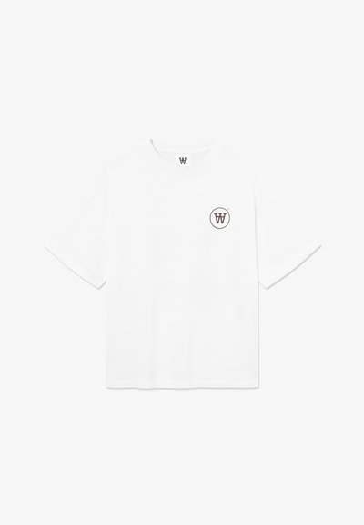 T-shirt blanc à manches courtes avec col rond et petit logo circulaire avec un "W" sur le côté gauche de la poitrine.