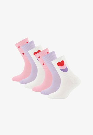 Sechs Paar Sportsocken in Pink, Lila und Weiß mit roten und pinkfarbenen Herzmustern auf weißem Hintergrund.