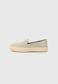 Suede slip-on-sko i lysegrønn med en jute espadrille såle, med rund tå og lav bakdel for enkel påkledning.