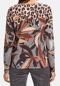 Top met lange mouwen met een luipaardprint op het beleg en een bloemenpatroon in bruin, grijs en zwart op een zachte, rekbare stof.