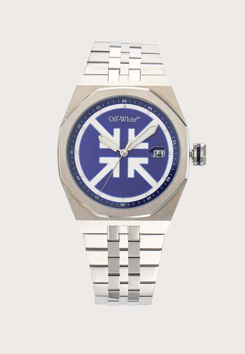 Montre-bracelet en métal argenté avec cadran bleu, motif flèche blanche, logo Off-White, trois aiguilles et affichage de la date indiquant le 14.