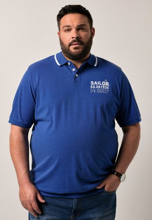 Blaues Polohemd mit weißem Kragen und Knöpfen. Auf der Vorderseite ist der Text "SAILOR 53.281534 M 2007" gestickt. Weiches Material, kurze Ärmel.