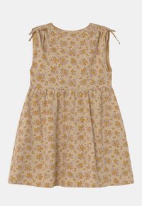 Beżowa sukienka bawełniana w kwiaty w kolorze fioletowym i żółtym, bez rękawów, z wciągniętą talią i detalami do związania na ramionach.