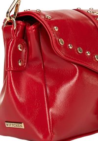 Rote synthetische Handtasche mit glatter Textur, goldfarbener Hardware und dekorativen Nieten entlang der Klappe. Markenname "WITTCHEN" an der Seite angebracht.