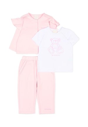 Set di abbigliamento per bambini con pantaloni rosa pallido, top rosa pallido con bottoni e maniche corte a volant, e maglietta bianca a maniche corte con stampa di un orsetto rosa.
