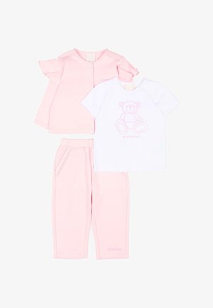 Zestaw ubranek dla niemowląt z bladoróżowymi spodniami, bladoróżową bluzką z guzikami i krótkimi falbankowymi rękawami oraz białą koszulką z krótkim rękawem z różowym nadrukiem misia.