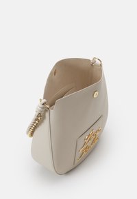 Bolso de mano de cuero suave color beige con textura lisa, herrajes dorados y un destacado logotipo de "Love" en la parte delantera. Incluye una correa decorativa de cadena.