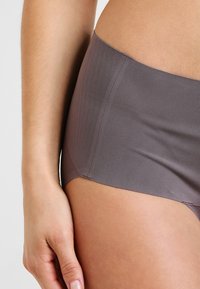 Spanx SPANXSUPERSMOOTH™ UNDIE-TECTABLE® BRIEF - Calças - umber ash