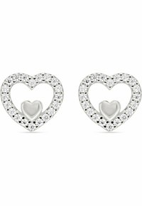 Orecchini a forma di cuore in argento con un cuore centrale più piccolo, circondato da pietre di zirconia cubica trasparenti rotonde che incorniciano il design.