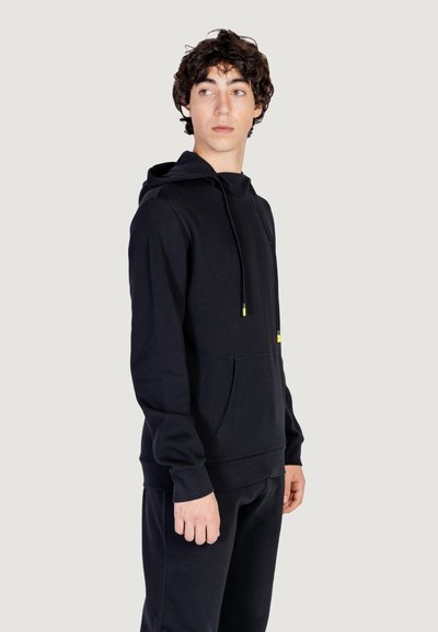 Hoodie noir avec une poche avant, capuche à cordon de serrage et accents jaunes sur les cordons. Fabriqué en tissu doux et texturé.