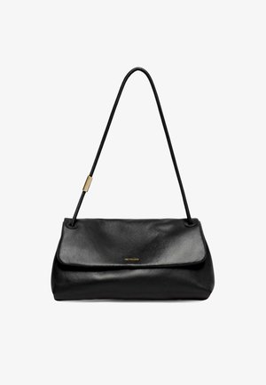 Bolso de hombro de cuero negro con una correa larga y delgada y un pequeño logo dorado centrado en la solapa frontal.