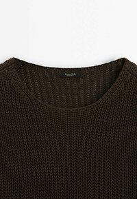 Pull en tricot marron foncé avec un col rond et une petite étiquette noire à l'intérieur du col portant l'inscription « Massimo Dutti Made in Turkey ».